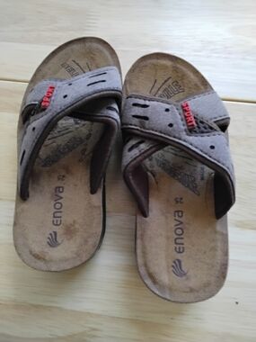 ENOVA Brown BOYS Sport Slide Sandals with Red Accent Size 25=8 1/2 - 9